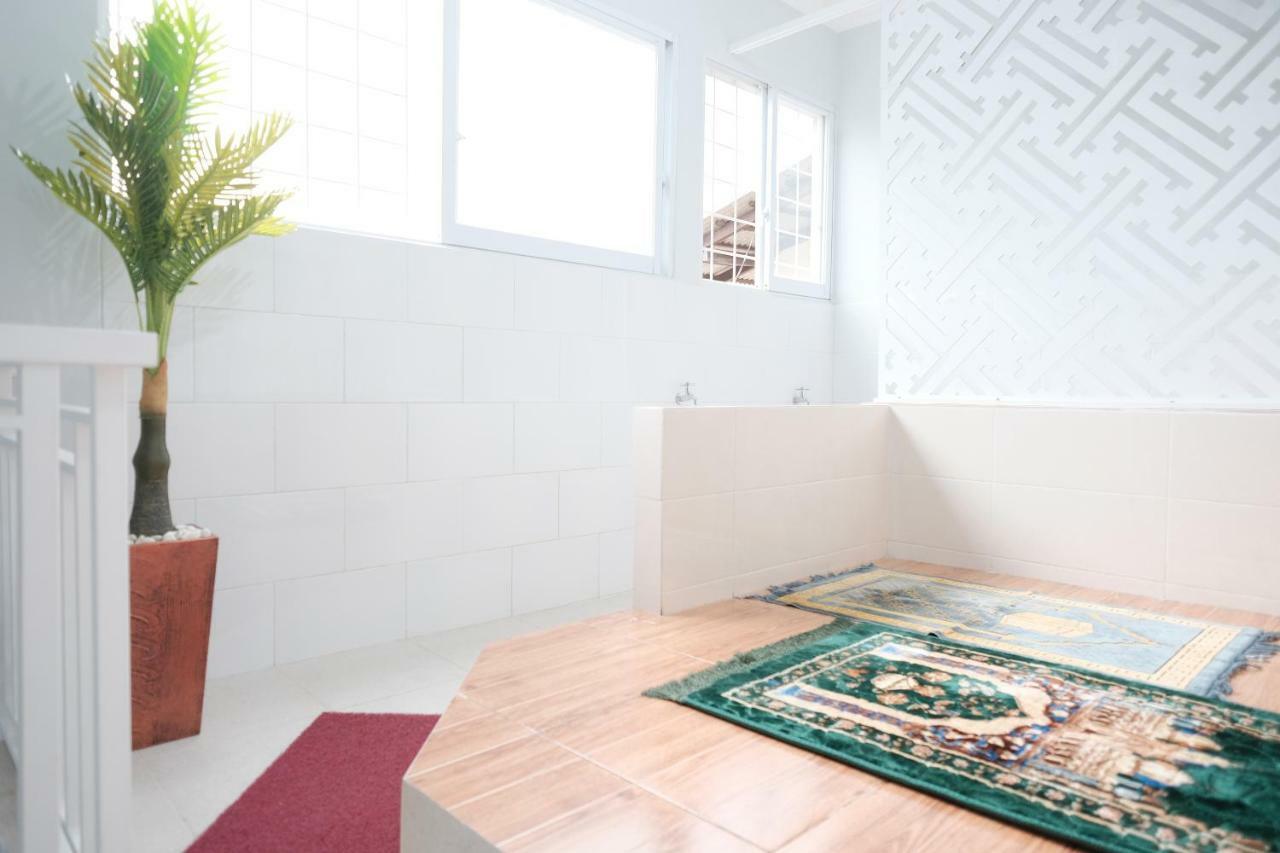 Reddoorz Syariah Near Siloam Hospital Kebon Jeruk Hotel Jakarta Kültér fotó