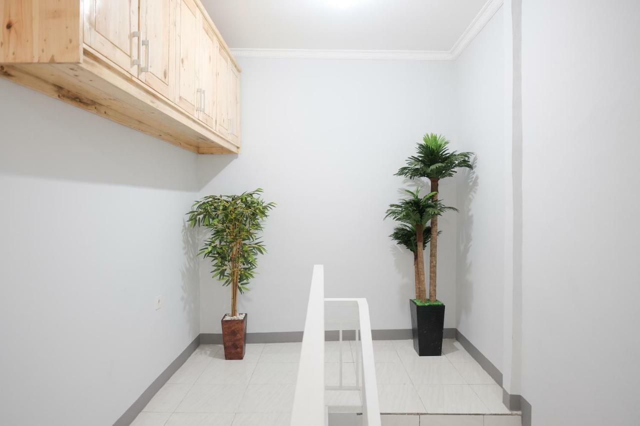 Reddoorz Syariah Near Siloam Hospital Kebon Jeruk Hotel Jakarta Kültér fotó